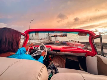 Havanna Kuba Oldtimer auf bunter Straße