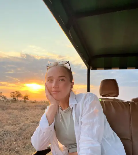 Moana Travel Buddy Porträtfoto vor tropischem Hintergrund