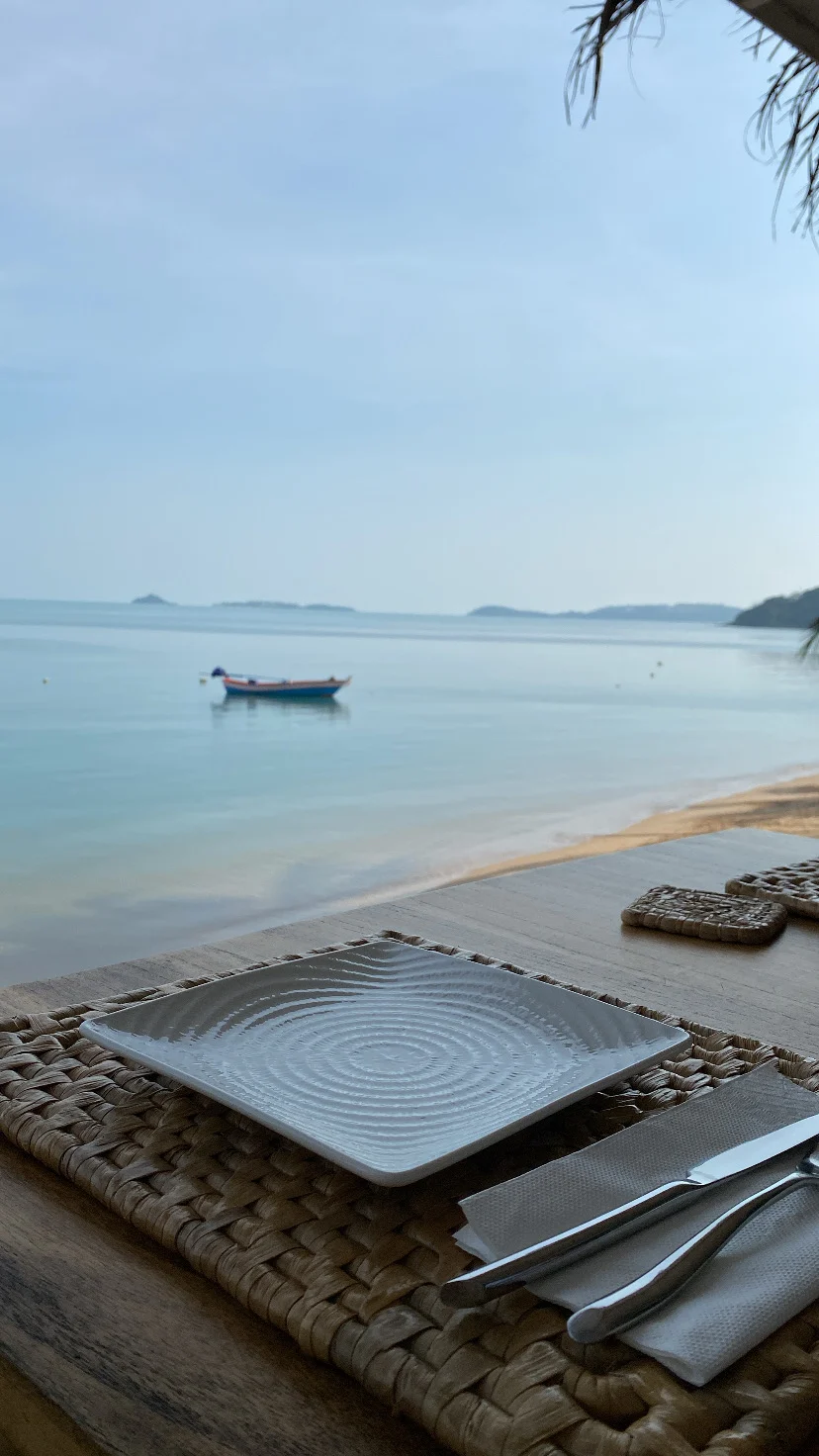Fruehstueck mit Meerblick auf Koh Samui Thailand