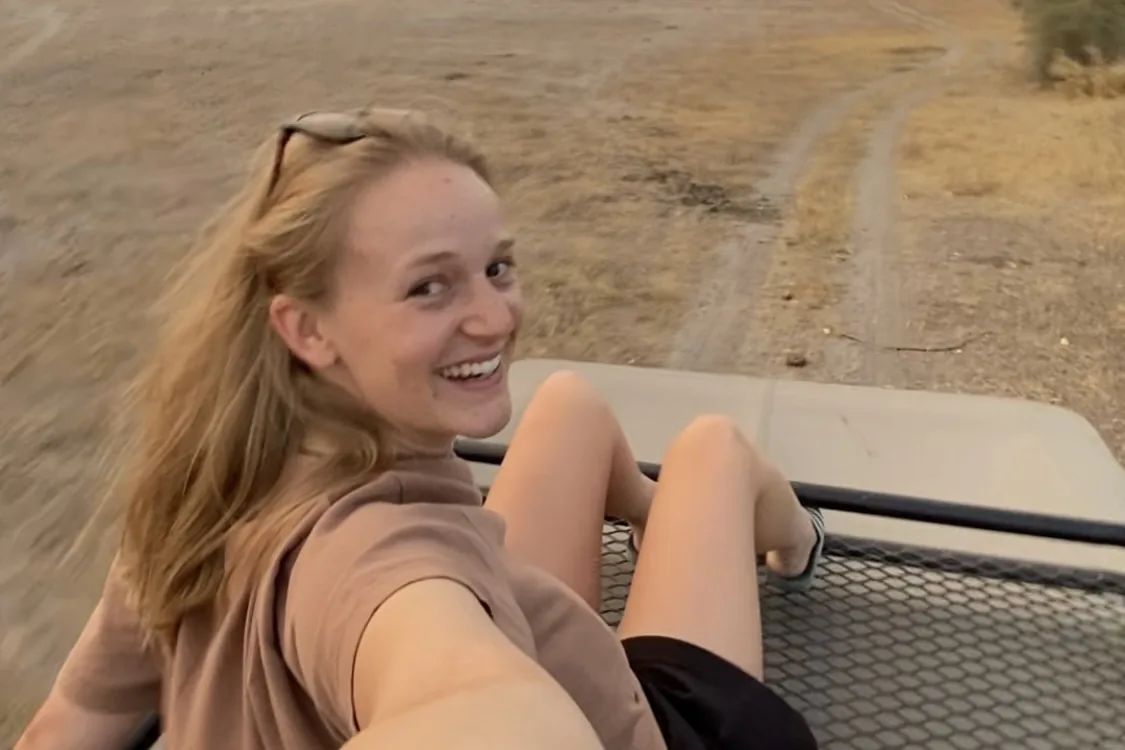 Nele auf dem Dach eines Safari-Fahrzeugs in Botswana
