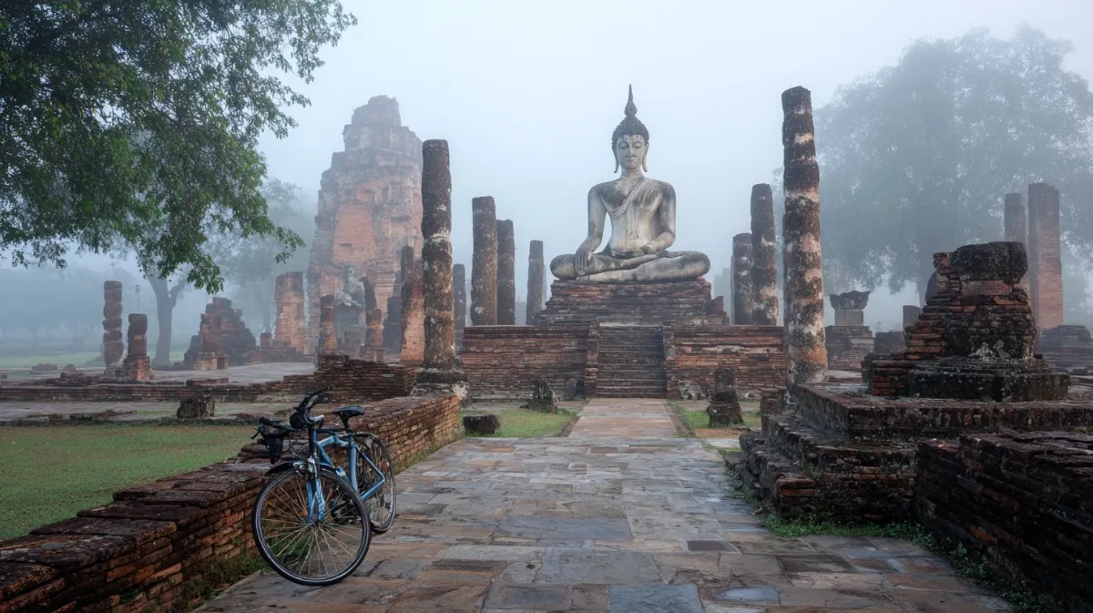 Sukhothai Geschichtspark Ruinen mit Fahrrad Thailand